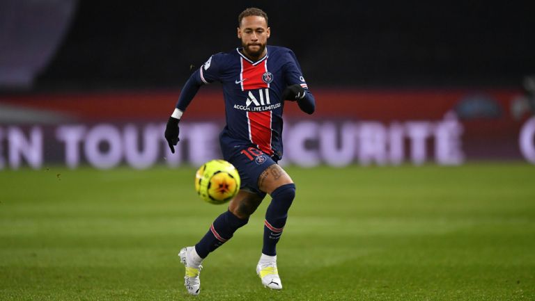 Neymar Jr. durante un duelo con el PSG 