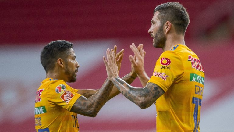 Gignac y Aquino durante un partido con Tigres