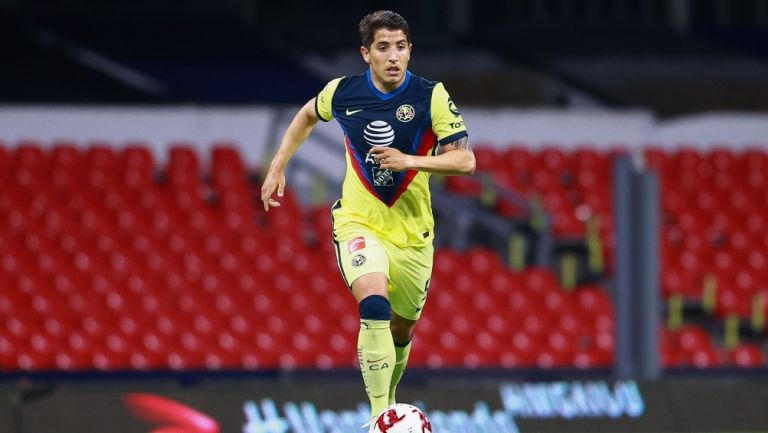 Santiago Cáseres durante un partido con América