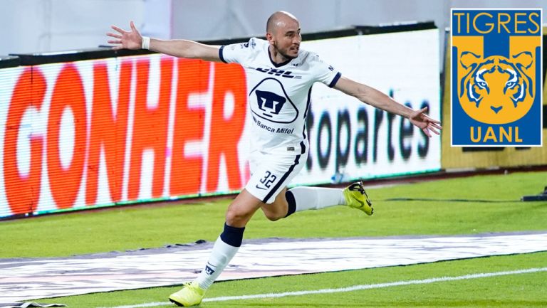 Carlos González festeja un gol con Pumas 