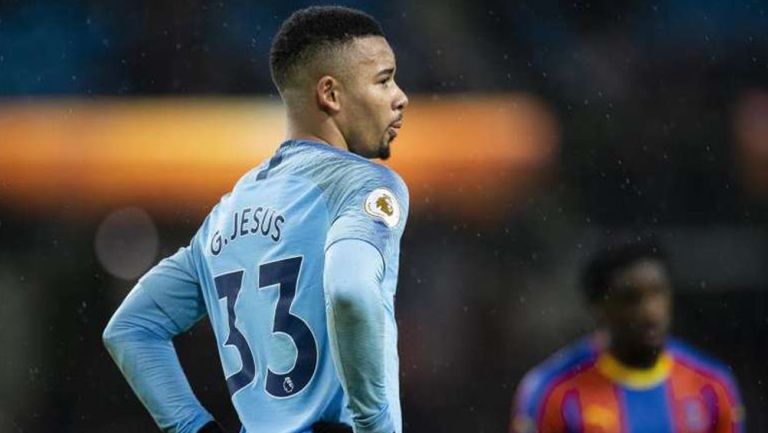 Gabriel Jesús durante un duelo con el Manchester City 