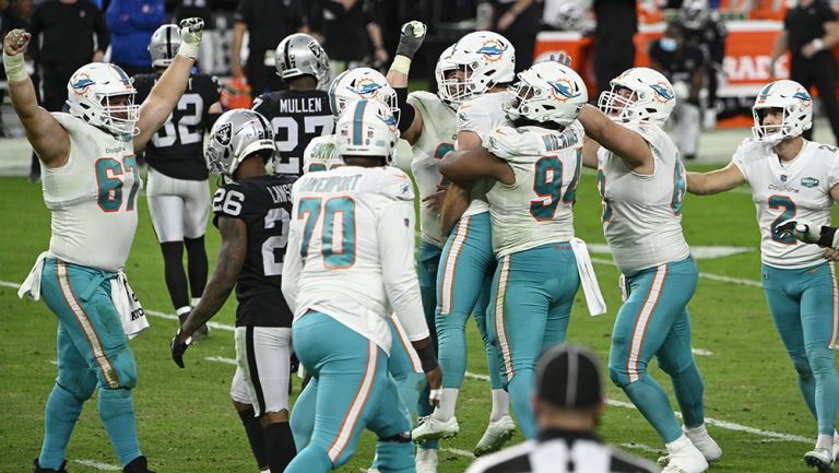 Jugadores de Dolphins tras la victoria