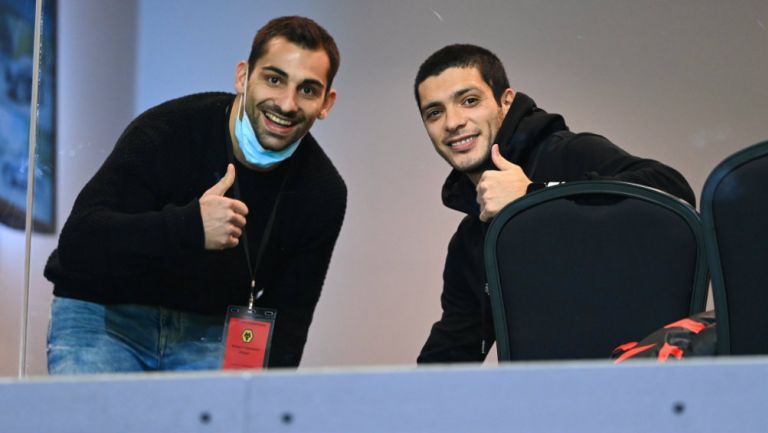 Raúl Jiménez en tribuna del Molineaux