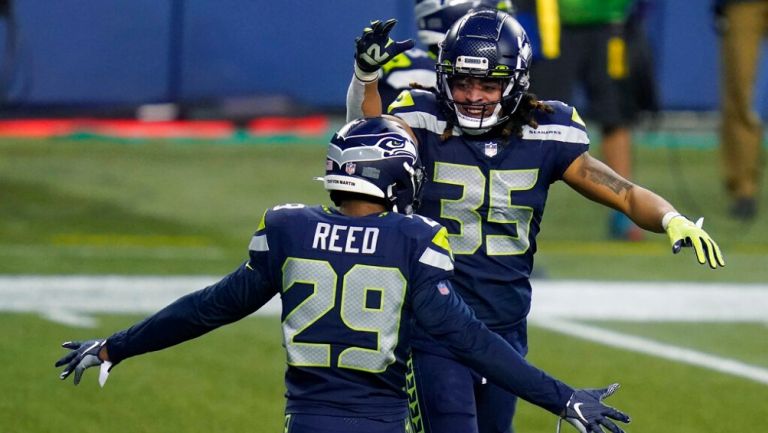 Jugadores de Seahawks celebran ante Rams