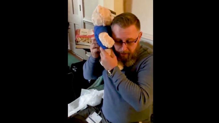 Padre escucha latidos de su hijo en oso de peluche