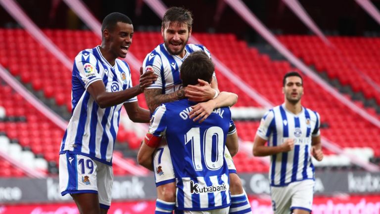 Jugadores de la Real Sociedad celebran gol vs Athletic