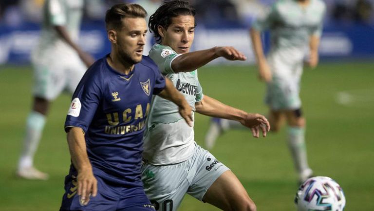 Diego Lainez disputa un balón en el partido de la Copa del Rey