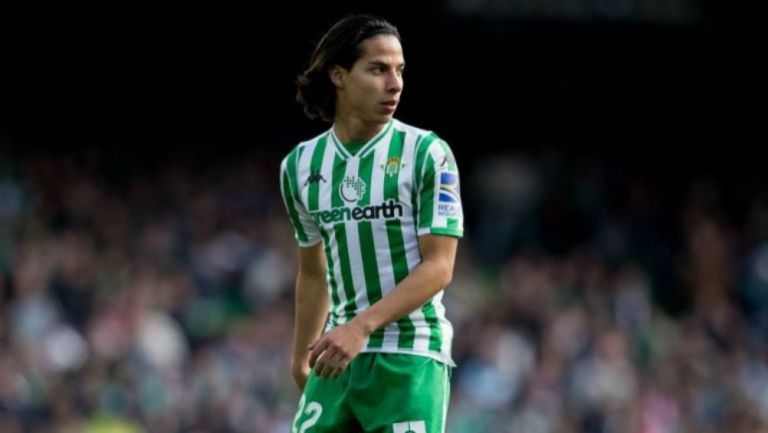 Diego Lainez en un partido con el Betis