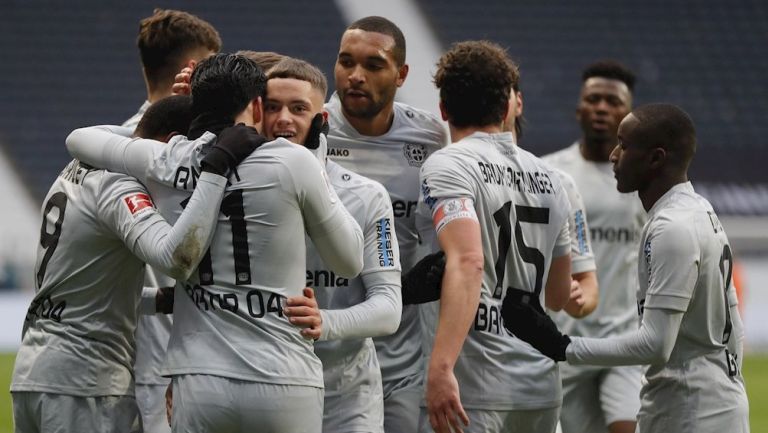 Jugadores del Bayer Leverkusen celebran gol de Amiri