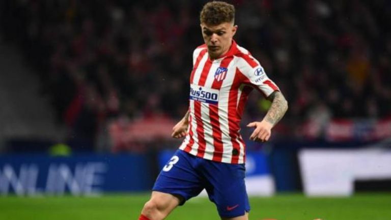 Trippier conduce el balón en un partido del Atlético de Madrid