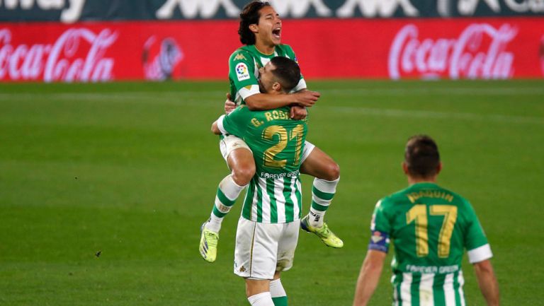 Lainez festeja con Guido un gol del Betis 