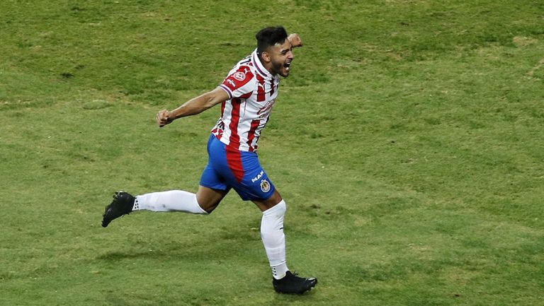 Alexis Vega festeja un gol con Chivas