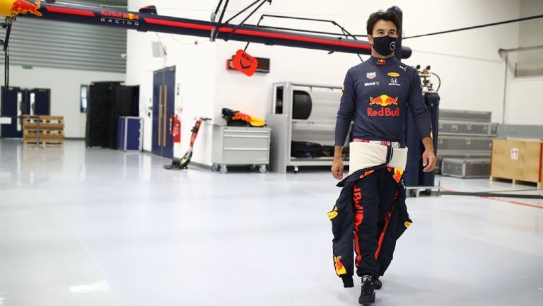 Checo Pérez en instalaciones de Red Bull