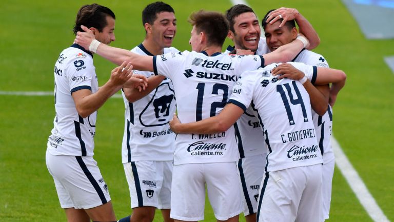 Jugadores de Pumas festejan un gol en CU 