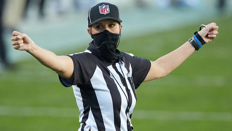 Sarah Thomas, durante un partido de la NFL