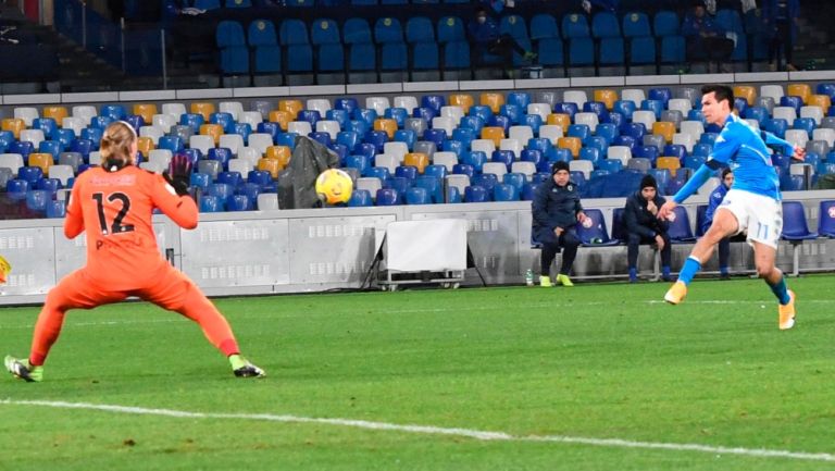 Lozano dispara para su gol contra Spezia