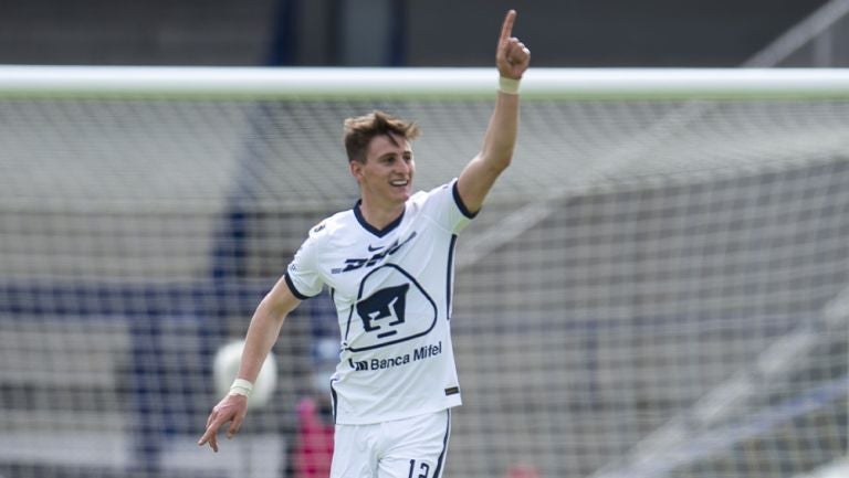 Facundo Waller festeja un gol con Pumas 