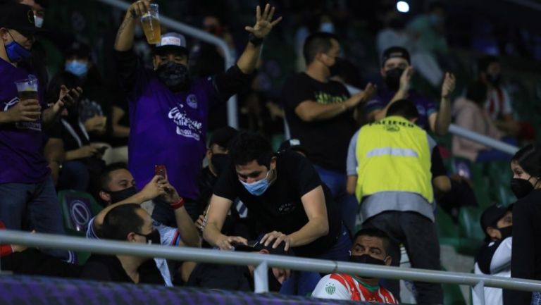 Aficionados en el partido entre Mazatlán y Necaxa