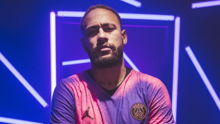 Neymar con la nueva equipación del PSG