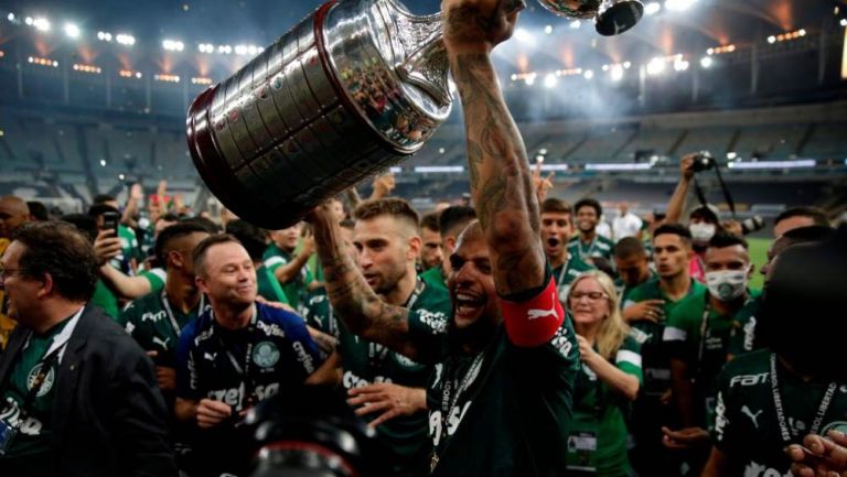 Felipe Melo con la Copa Libertadores en mano