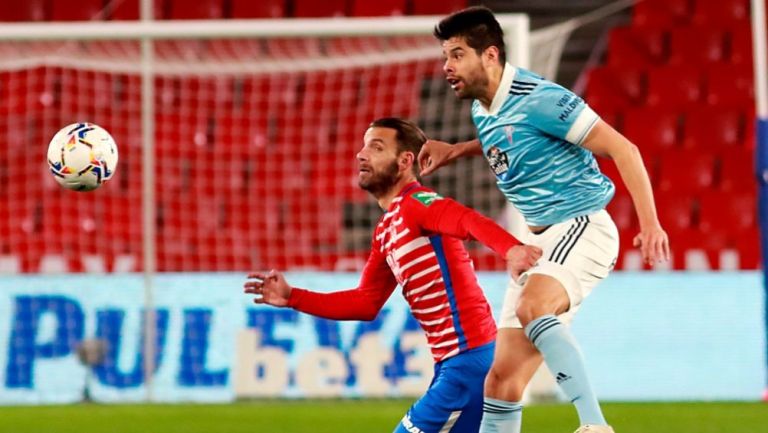 Néstor Araujo disputando un balón ante el Granada