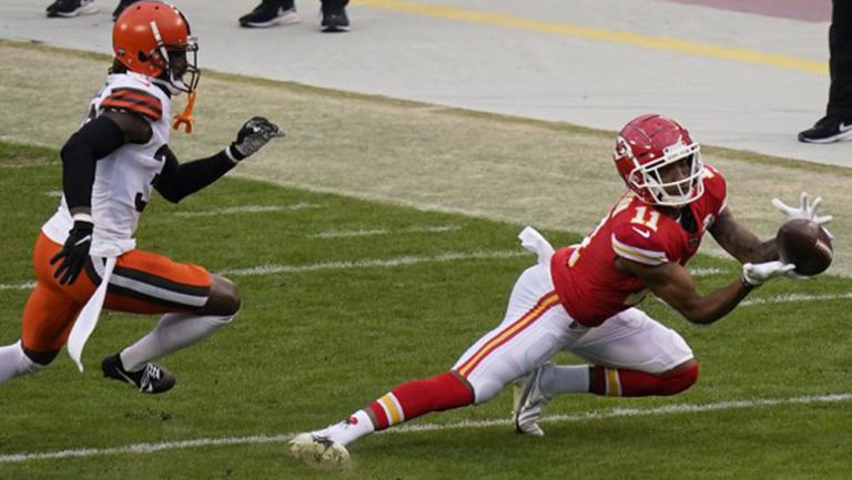 Demarcus Robinson atrapa el ovoide en juego de los Chiefs