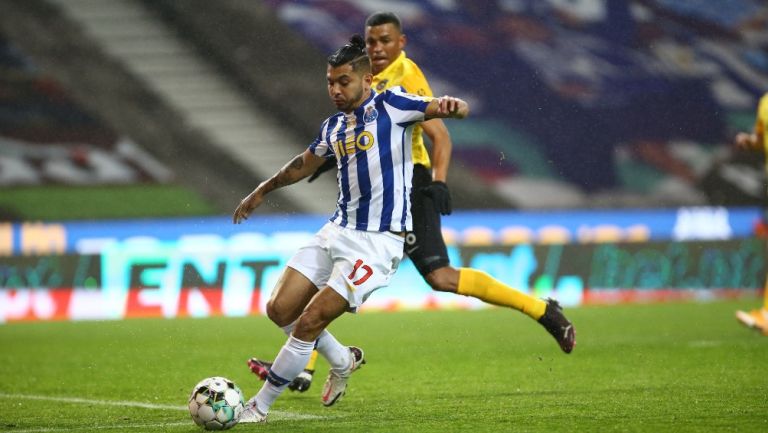 Tecatito Corona durante un partido con el Porto