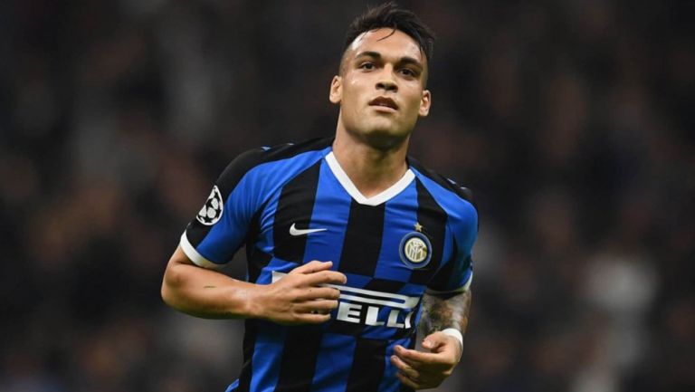 Lautaro Martínez durante un duelo con el Inter 