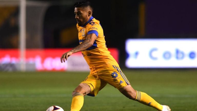 Javier Aquino en partido con Tigres