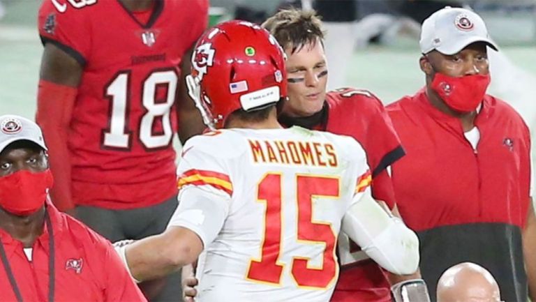 Tom Brady y Patrick Mahomes al final de un partido 