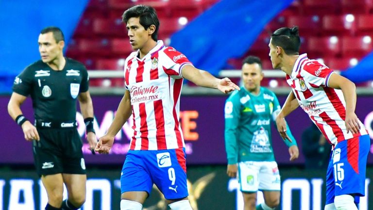 Macías corre en un juego de Chivas