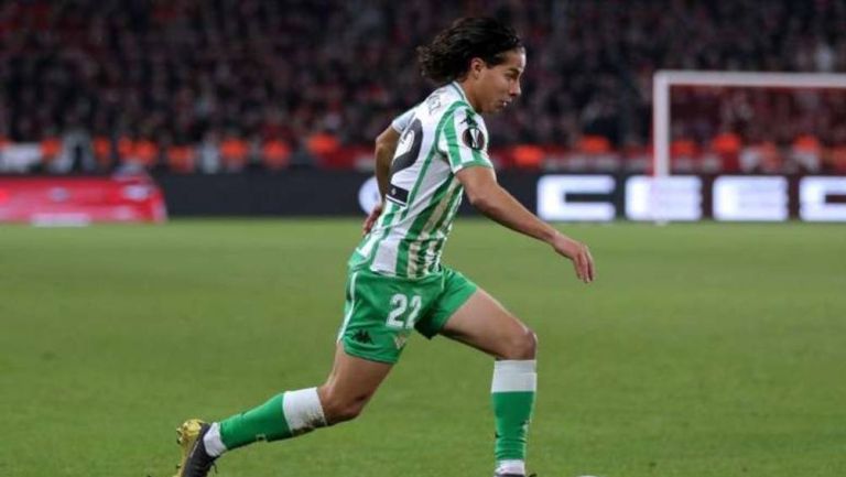 Diego Lainez en partido con Betis