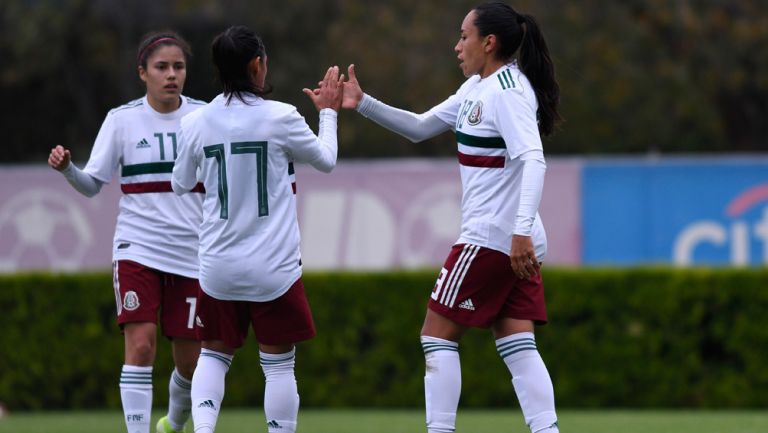 Jugadoras del Tri Femenil festejan una anotación