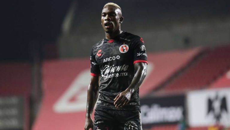 Fabián Castillo en partido con Xolos