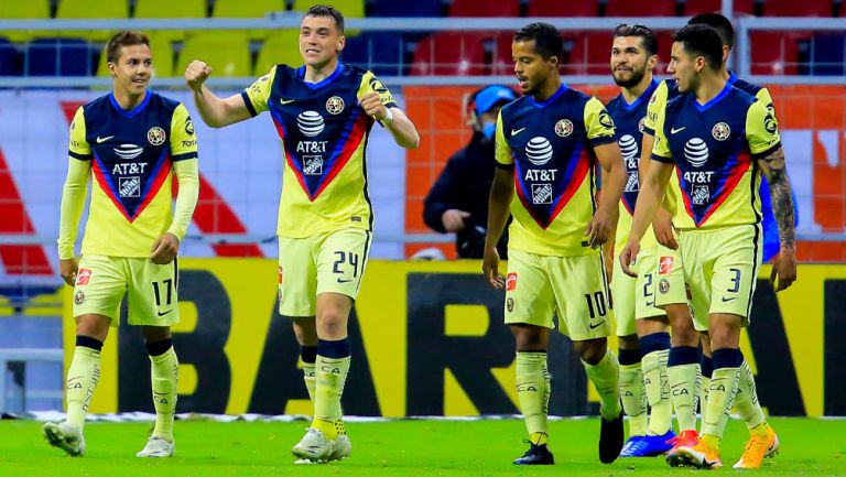 Jugadores de América festejan un gol en el Estadio Azteca 