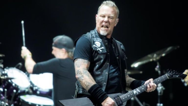 Metallica tocando durante un concierto 