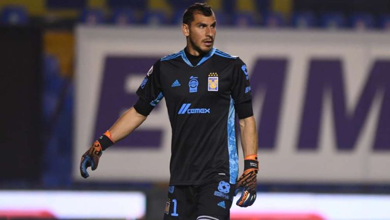 Nahuel Guzmán en partido con Tigres