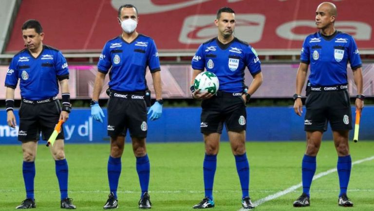 Cuerpo arbitral previo a un partido de Chivas