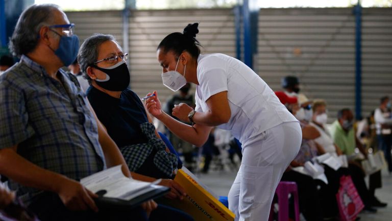 Habitantes de la CDMX son vacunados contra el Covid-19