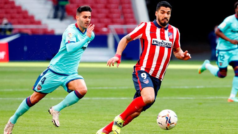 Luis Suárez durante un duelo con el Atlético de Madrid 