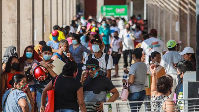 Habitantes de Acapulco en zona comercial en tiempos de Covid-19