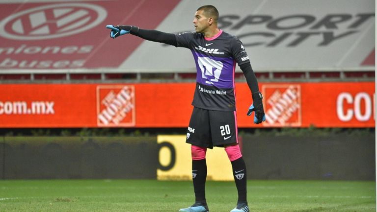 Julio González en el juego de Pumas contra Chivas