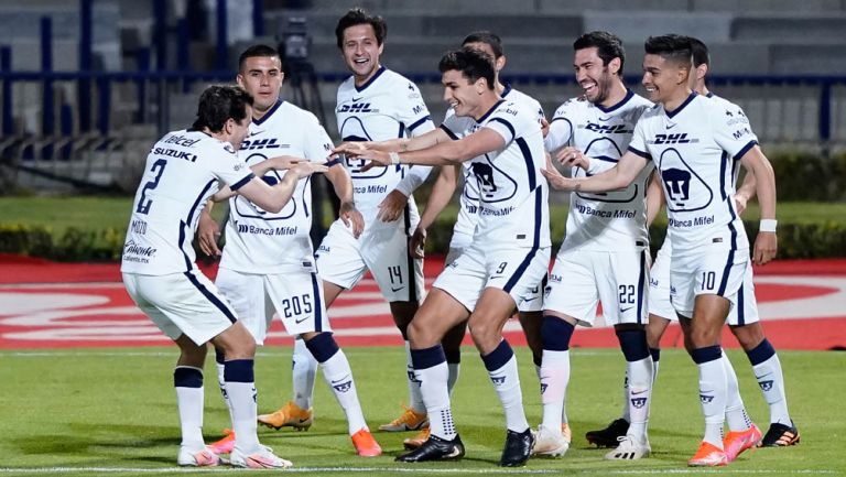 Jugadores de Pumas festejan una anotación 