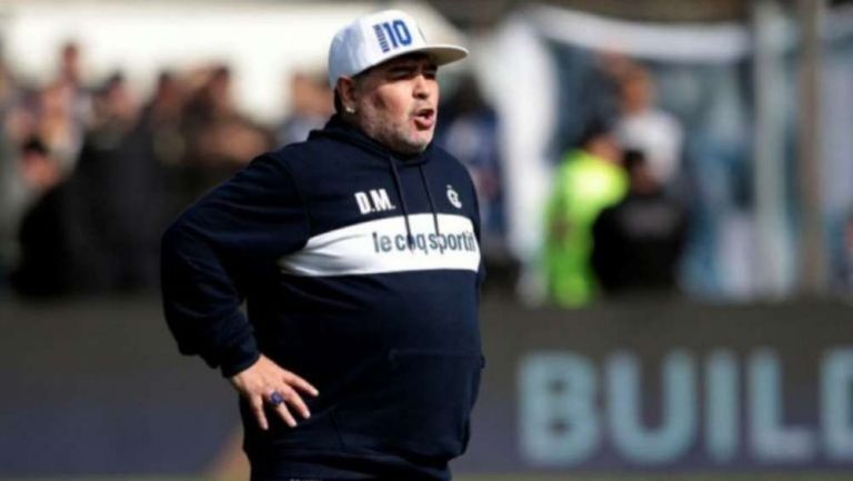 Diego Maradona durante un partido con Gimnasia y Esgrima