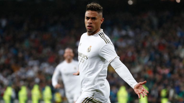 Mariano Díaz durante un duelo con el Real Madrid 