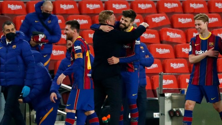 Ronald Koeman abraza a Gerard Piqué al final del partido contra Sevilla