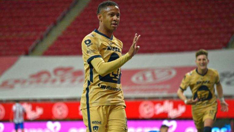 Gabriel Torres en festejo con Pumas