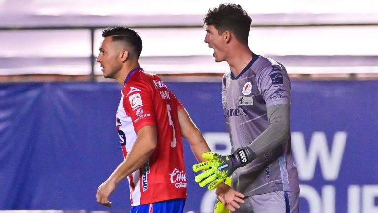 Werner celebrando tras detener un penal