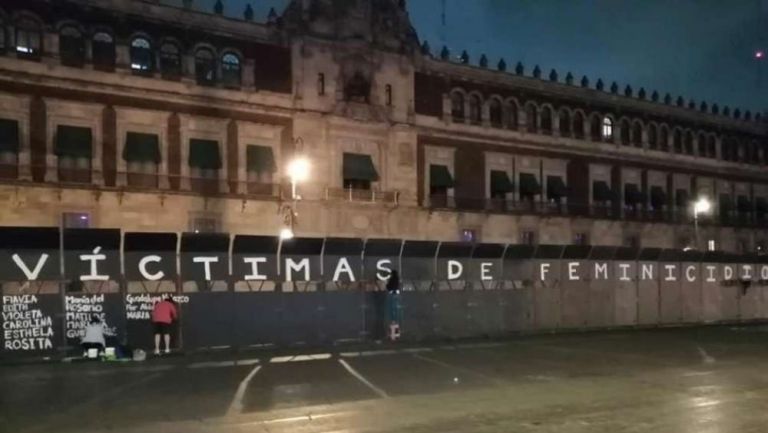 Vallas pintadas frente a Palacio Nacional