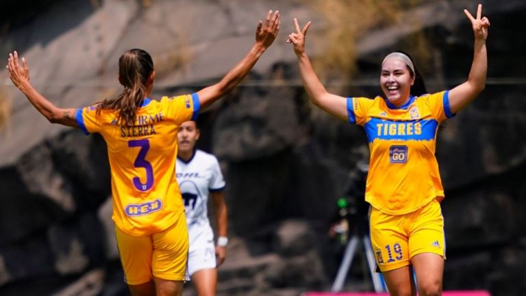 Jugadoras de Tigres festejando el primer gol a favor